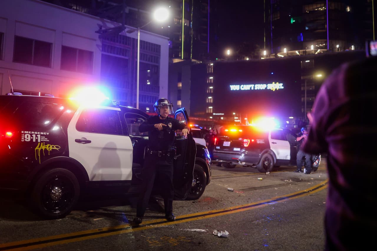 El video de la escena cerca de la avenida Grand y el bulevar Olympic muestra al menos una docena de personas en la parte superior de un autobús urbano mientras un pequeño incendio ardía en uno de los asientos del interior.