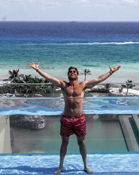 El actor viaja mucho por cuestiones laborales y aprovecha cada minuto que tiene libre para disfrutar de los paisajes.