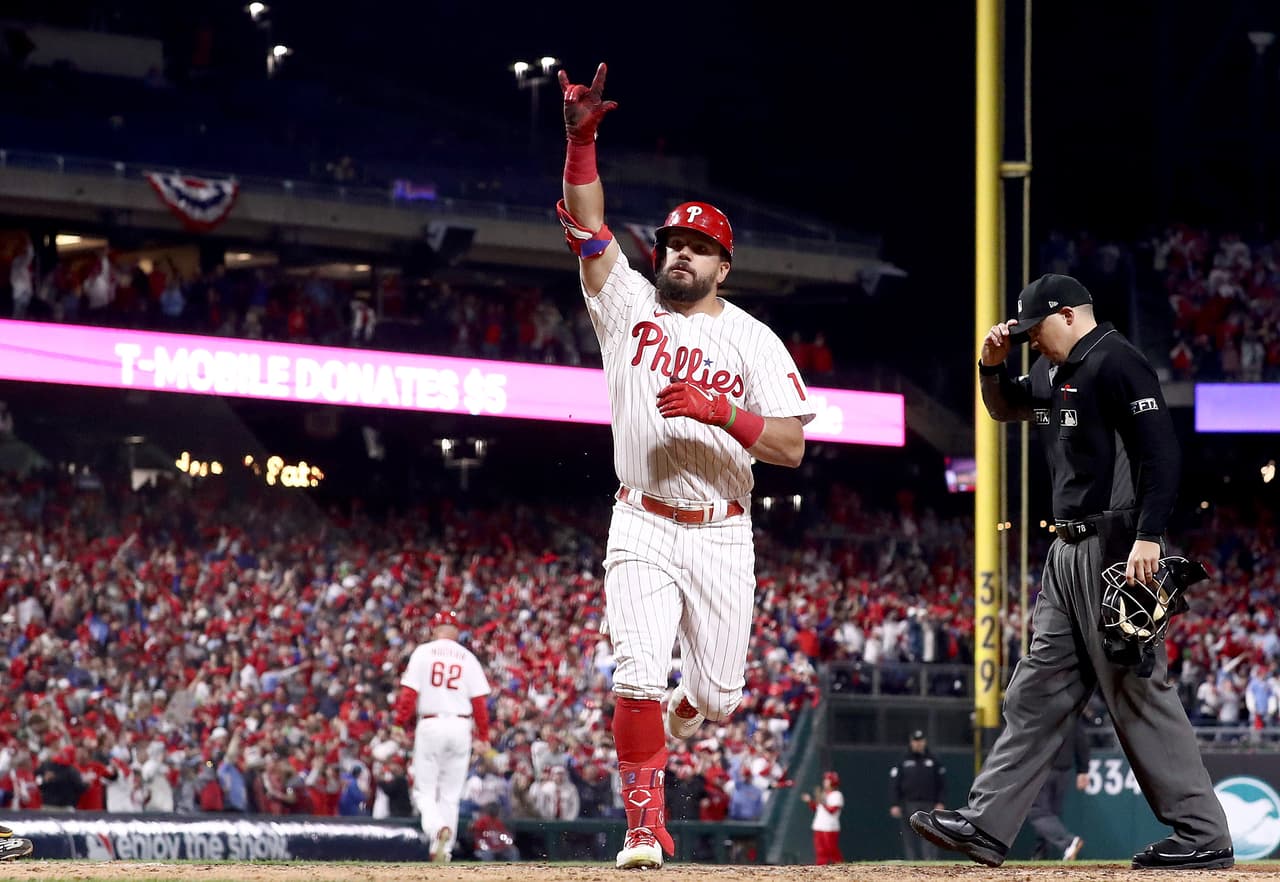 Kyle Schwarber #12 de los Phillies de Filadelfia reacciona después de un jonrón solitario durante la sexta entrada contra los Padres de San Diego en el cuarto juego de la Serie de Campeonato de la Liga Nacional.