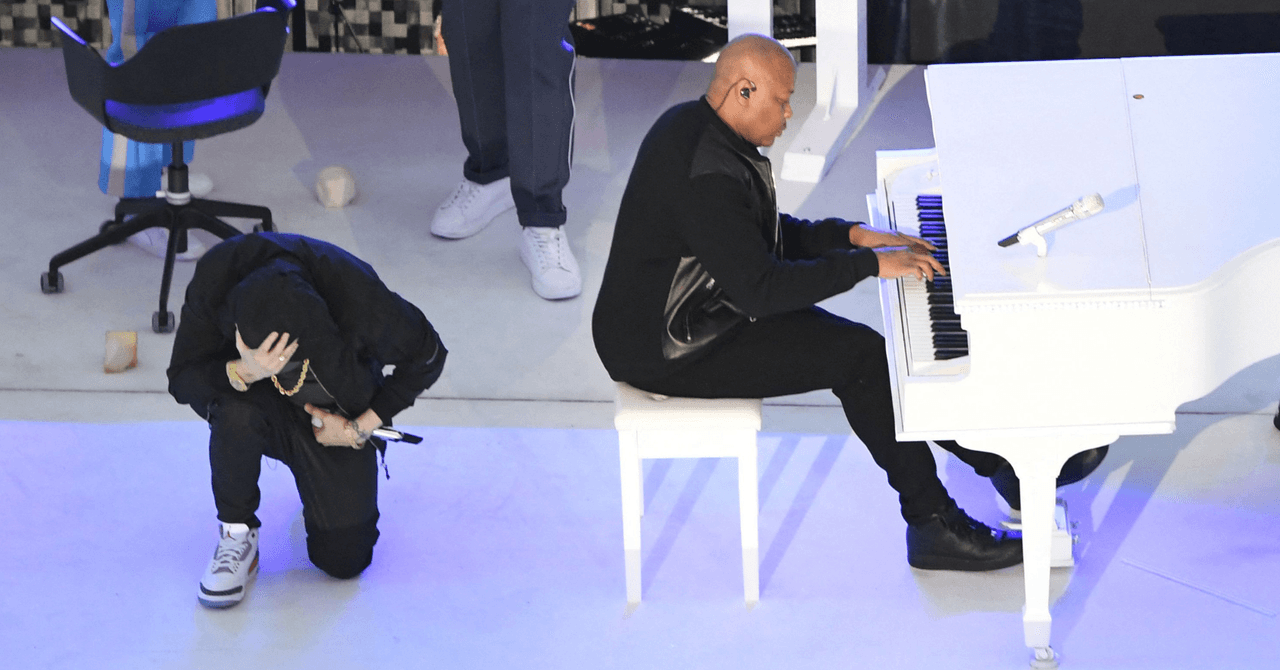 Eminem se arrodilló tras su presentación en el medio tiempo del Super Bowl 2022.