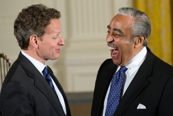 El ex Secretario del Teroso, Timothy Geithner (izq.) habla con el representante Charles Rangel (D-NY) antes de un evento en honor a los Yankees de NY celebrado en la Casa Blanca el 26 de abril de 2010.