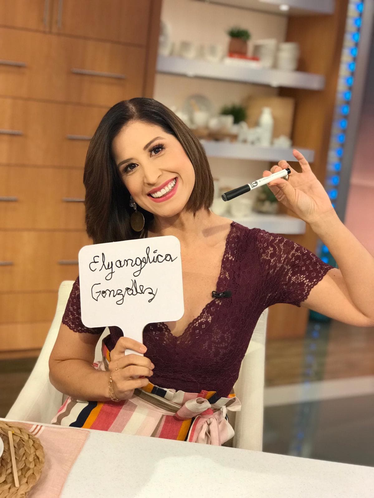 Elyangelica González posó muy feliz con el letrero en el que escribió en manuscrito.
