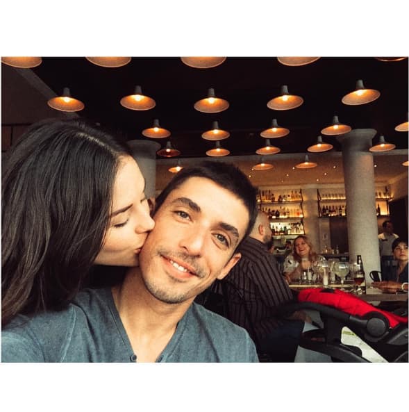 "3 años, de que la sonrisa más hermosa y honesta y los ojos más grandes y amorosos me enamoraron, nos enamoramos, nos volvimos un poco locos, un poco más, 3 años de saber cada día más que tengo alguien en la vida y alguien me tiene, nos confiamos, nos respetamos, nos amamos y nos cagamos cuando hay que caerse mal, 3 años de encontrar a la mejor amiga que la vida me dio, que a la vez es también la mejor amante que pude pedir, 3 años de andar por ahí persiguiendo sueños mutuos, algunos los cumplimos, otros se quedaron en el camino y aprendimos que lo importante no son las metas, lo importante es el camino andado juntos para lograrlas, así aprendimos que tenemos mucho camino por andar, muchos años, todos. Gracias por las mejores risas de mi vida, por las mejores y las peores noticias, por hacer crecer mi vida y a mí con ella, por decidir crecer conmigo, por entrarle a mis locuras y estar ahí cuando todo sale mal e intentarlo una vez más. Y los que nos faltan, felices 3 años amor de mi vida" escribió Alberto Guerra.