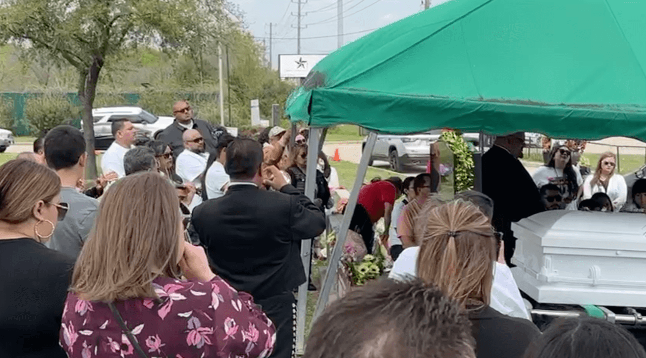 "
<b>Se lo cumplí, se los compré</b>", cuenta el señor Fernández. "
<b>Los zapatos le llegaron el 7 de marzo y nunca llegó a estrenarlos</b>".
<br>