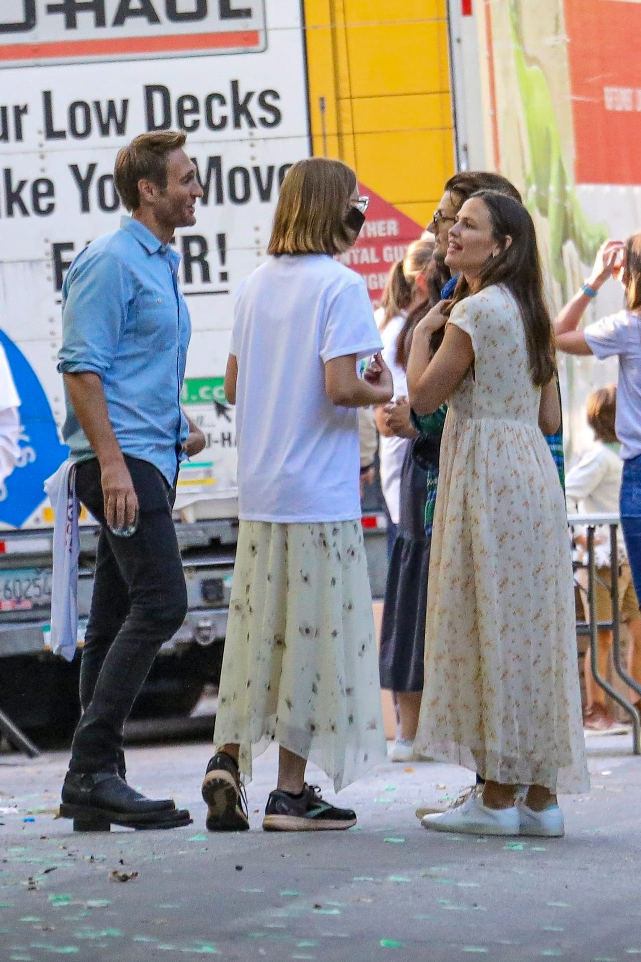 “[Las hijas de Miller han tenido] citas para jugar con los hijos de ‘Jen’ y Ben. [Affleck] confía totalmente en él”, agregó.