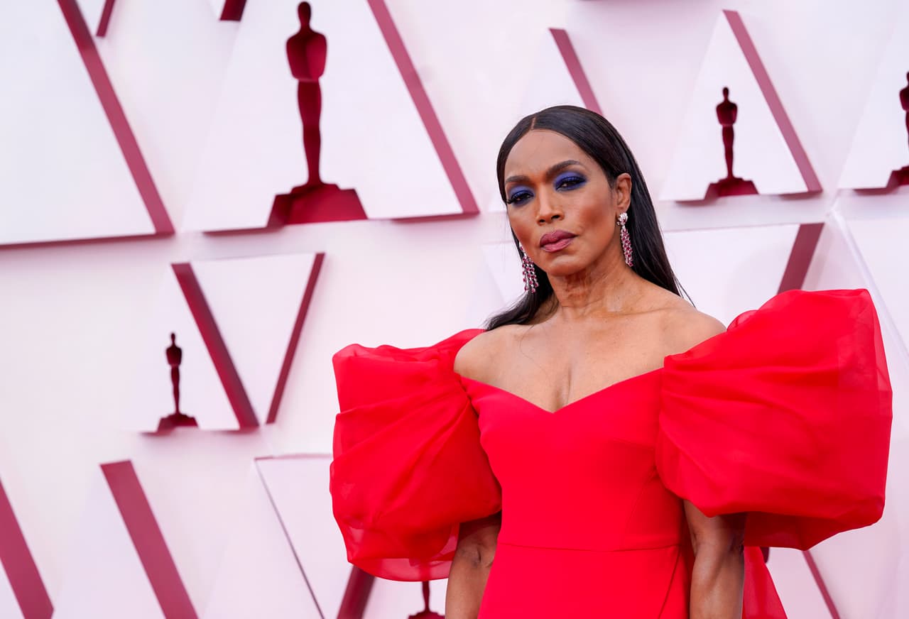 Angela Bassett se dio el gusto de posar como en los tiempos pasados.