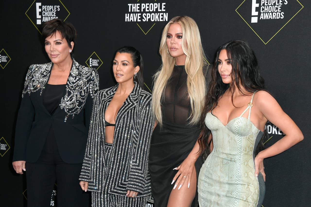Cuando aceptaron el premio, solo Kim y Kris Jenner hablaron para agradecer ante el público, mientras que Khloé y Kourtney permanecieron de pie junto a ellas. 
<br>