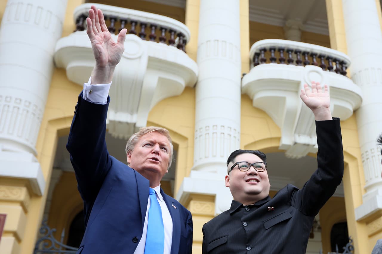 Russell White, imitador de Trump, junto a Howard X, imitador de Kim, en Hanoi.