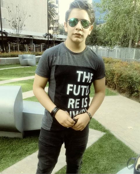 Así se ve a sus 14 años y ya pinta para ser un galán de televisión.