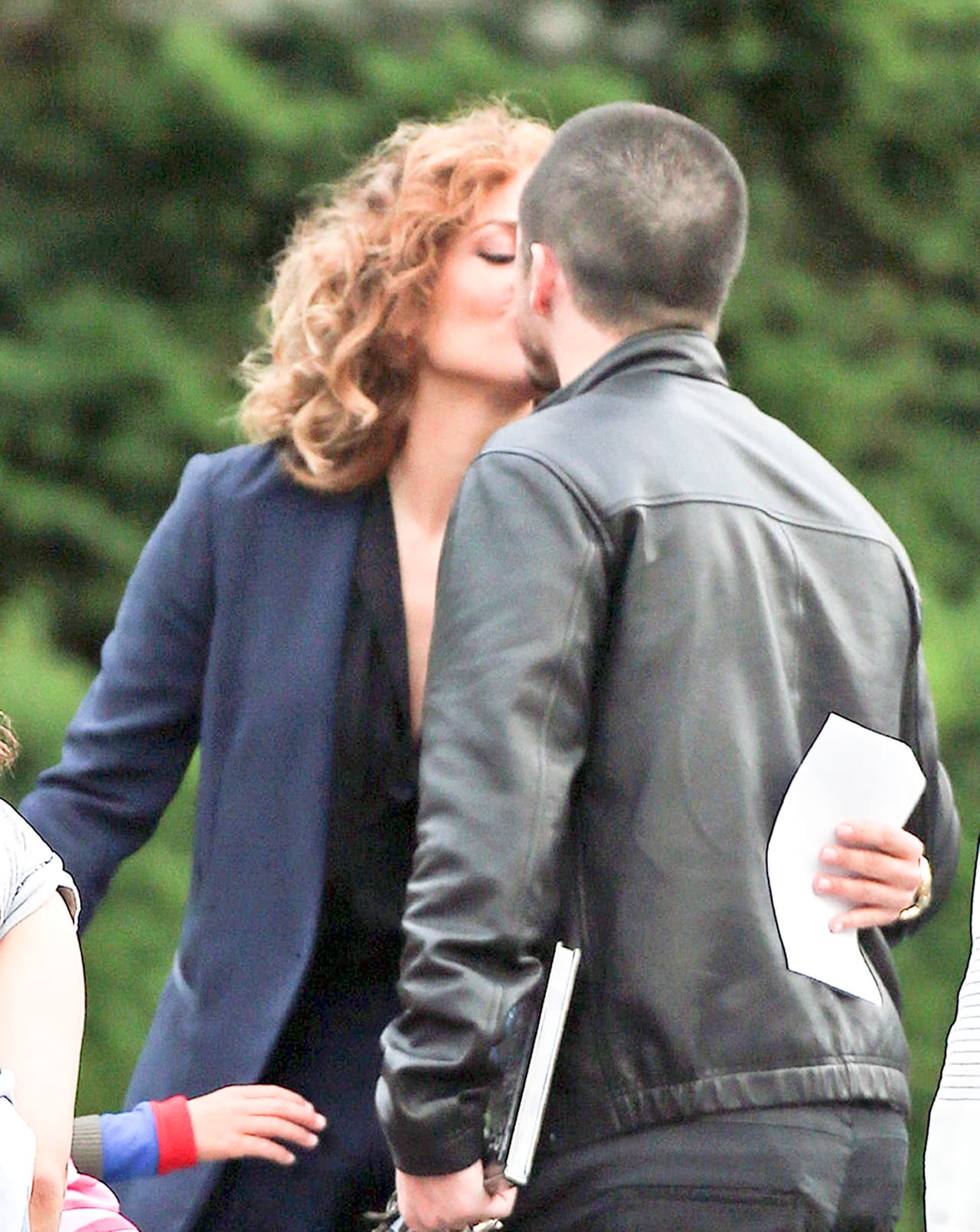 Por supuesto, Jenni no deja de darle amor a su fiel Casper Smart.