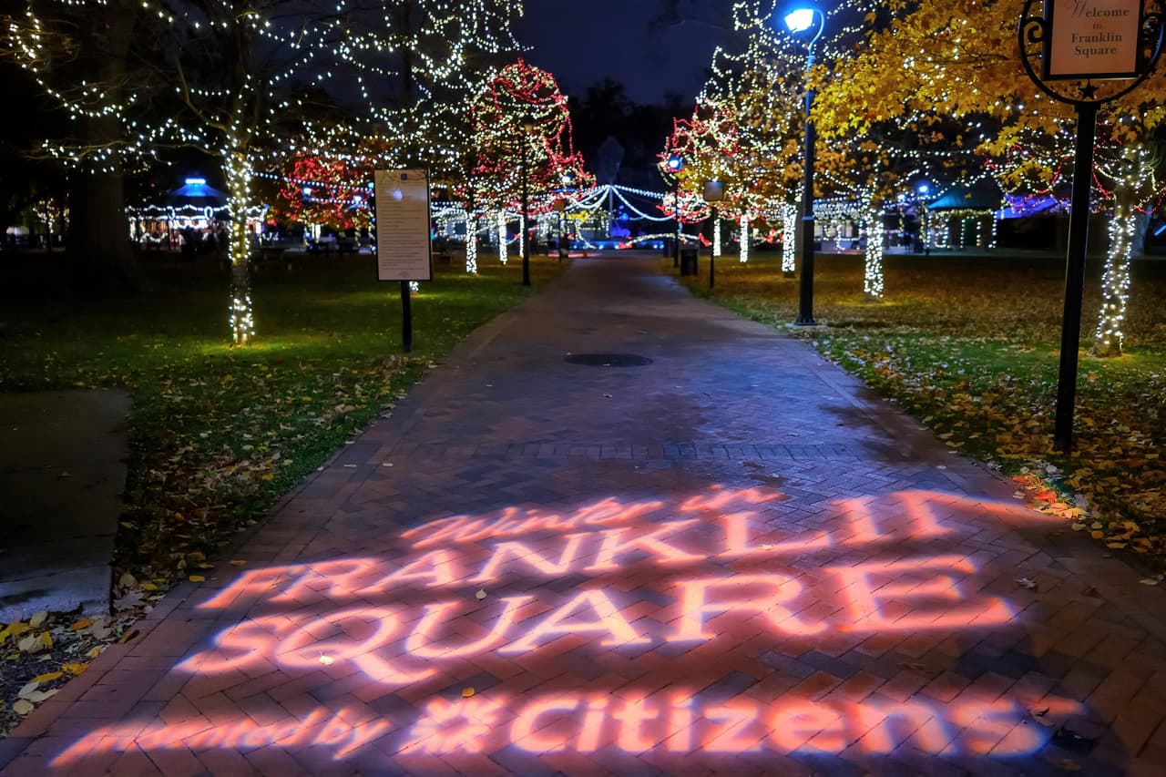<b><a href="http://historicphiladelphia.org/franklin-square/winter-in-franklin-square/" target="_blank">Winter en Franklin Square y The Electrical Spectacle Holiday Light Show (hasta el 27 de febrero)</a></b>: El invierno en Franklin Square incluye todo tipo de actividades navideñas, pero para las personas que buscan un espectáculo, está el show de luces navideñas eléctricas. Se ejecuta cada 30 minutos y cuenta con más de 100,000 luces navideñas sincronizadas con los clásicos navideños interpretados por los Philly Pops a partir de las 5 p.m. todos los días, si el clima lo permite.