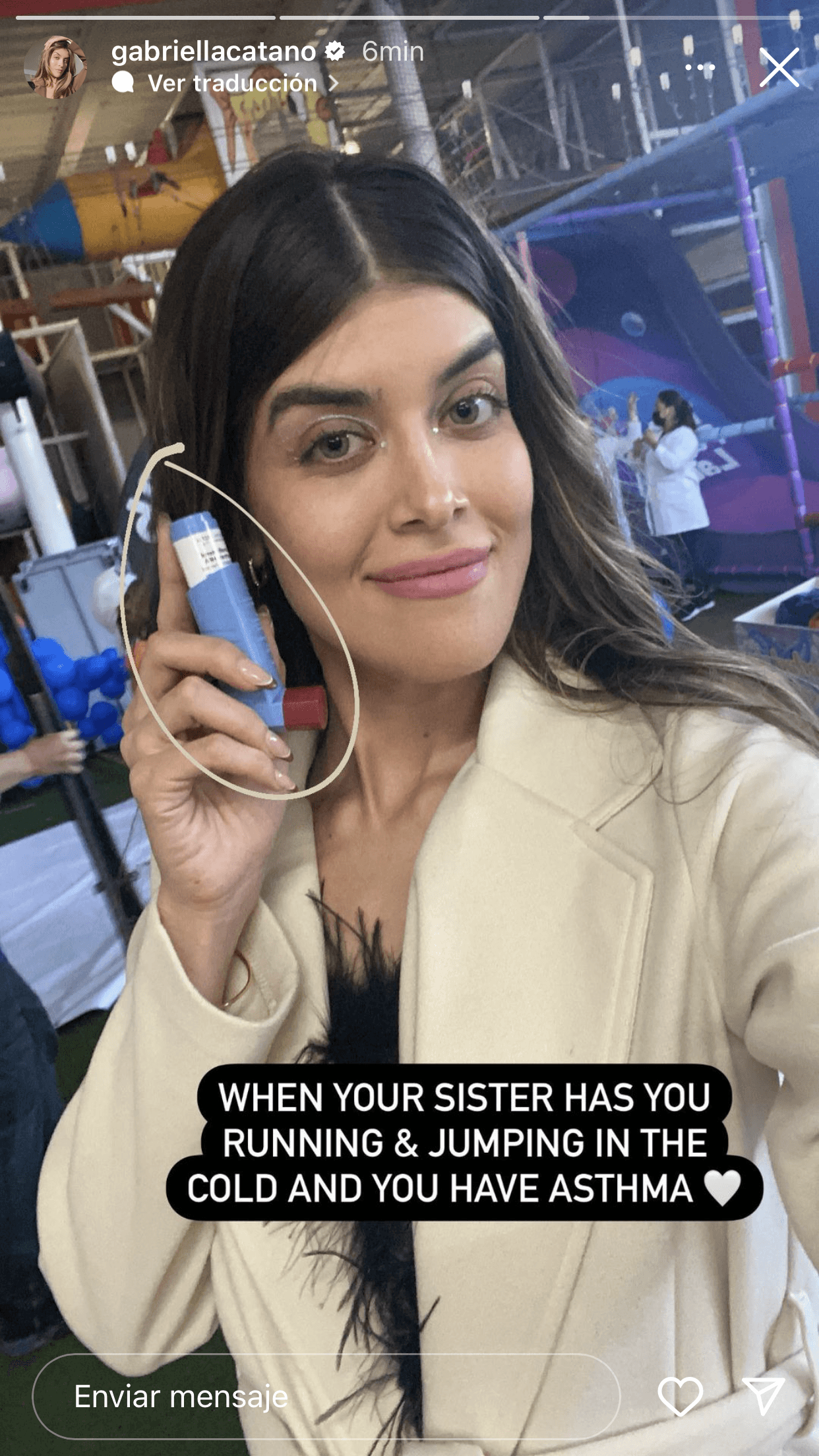 Tanto se divirtió que se puso a brincar y correr junto a su hermana Máxima, pese a que Gabriella Cataño padece asma. 
<br>