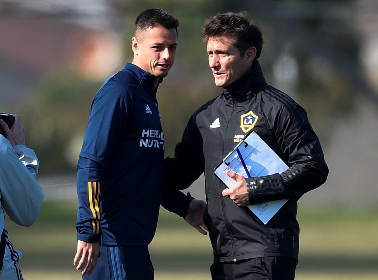 Amena la charla entre Javier "Chicharito" Hernández y el entrenador del Galaxy, Guillermo Barros Schelotto.