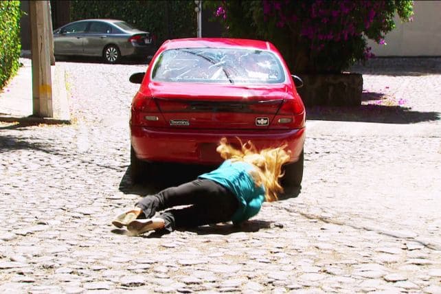 Sin esperárselo, Diana fue arrollada por un auto a toda velocidad.