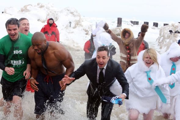 ¡Lo hizo!Mira lo congelado que quedó el comediante Jimmy Fallon luego de aceptar el reto que le hizo el alcalde de Chicago Rahm Emanuel de lanzarse a las congeladas aguas del Lago Chicago durante el Polar Plunge 2014 y con un temperatura de 2 grados