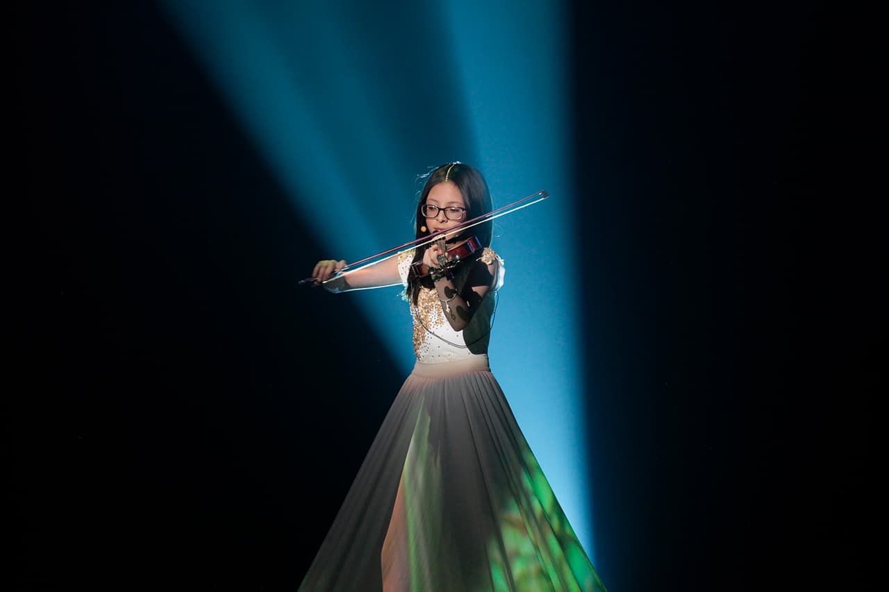 En los ensayos para la Gran Final de Pequeños Gigantes vimos a Taisia lucir una cabellera totalmente lacia. Con su presentación del 2 de junio la niña dejará atrás la imagen con la que llegó al primer show.