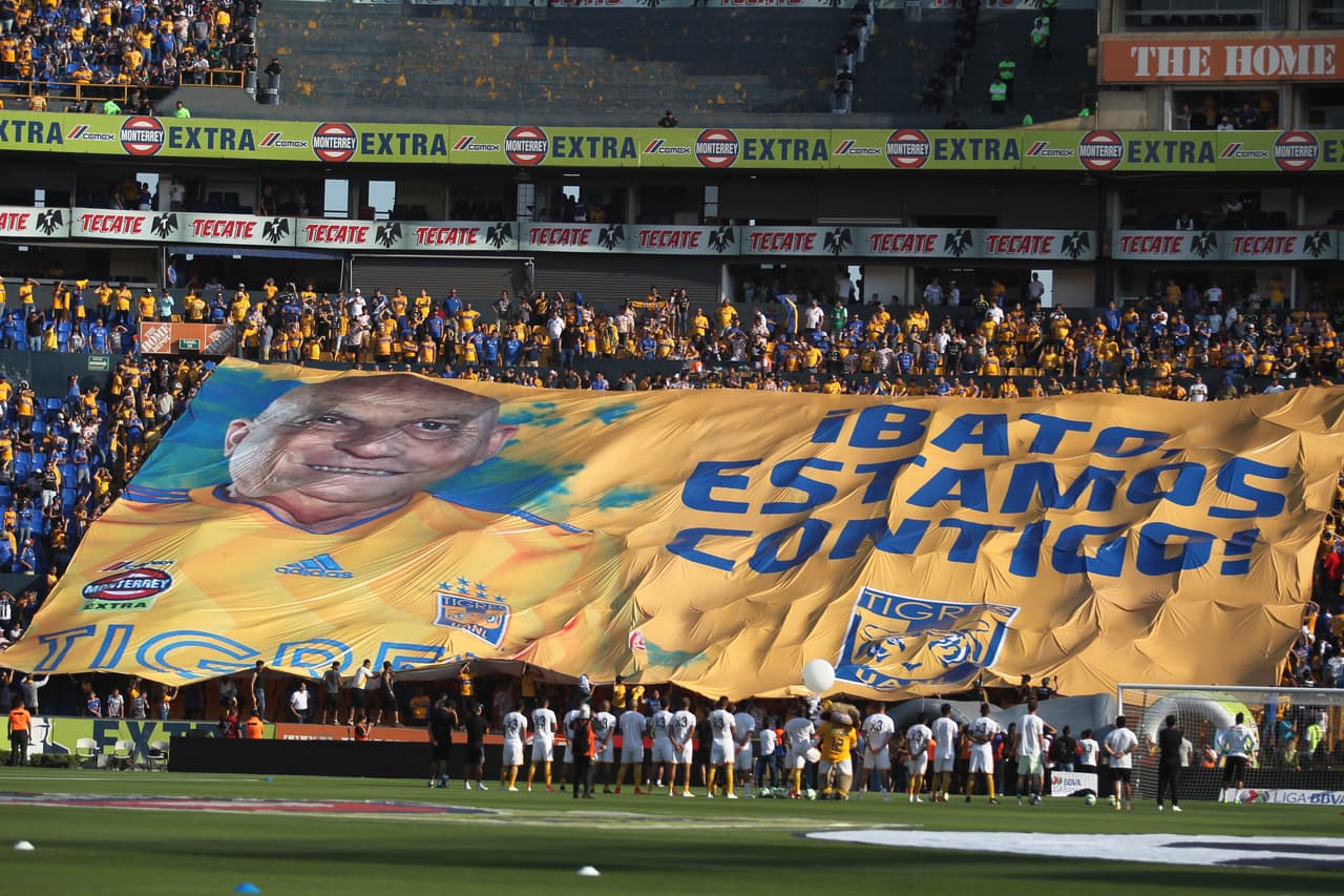 El exjugador y técnico argentino de Tigres Osvaldo Batocletti recibió varios homenajes antes del partido de vuelta de la Semifinal del
<a href="https://www.univision.com/deportes/futbol/liga-mx/*">Clausura 2019</a>.