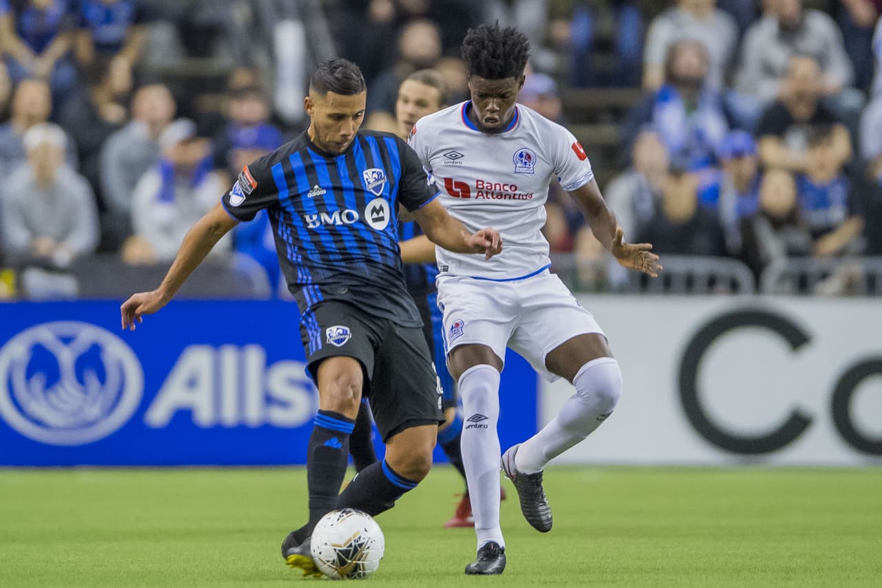 Saphir Taider debe de descargar el balón con su compañero ante la alta presión de Maylor Núñez.