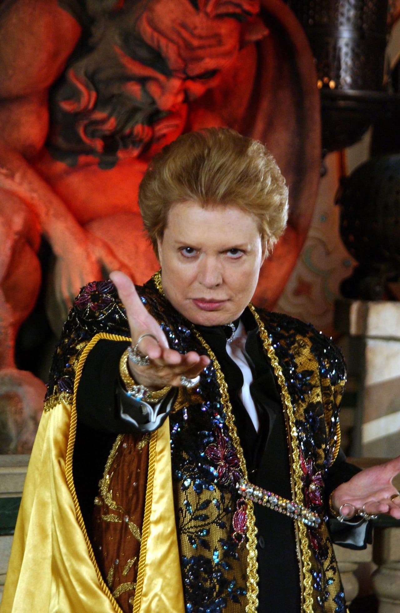 <b><a href="https://www.univision.com/noticias/muere-el-astrologo-walter-mercado-a-los-87-anos">Walter Mercado Salinas</a></b> falleció el sábado 2 de noviembre en Puerto Rico. Además de Derbez, otros famosos y hasta políticos mostraron su tristeza ante la noticia.