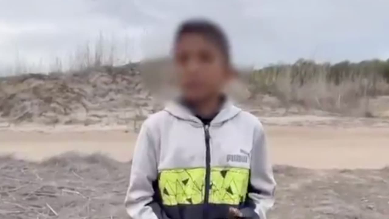 “Me dejaron solo”: niño inmigrante llora al ser abandonado en la frontera de Texas por un coyote