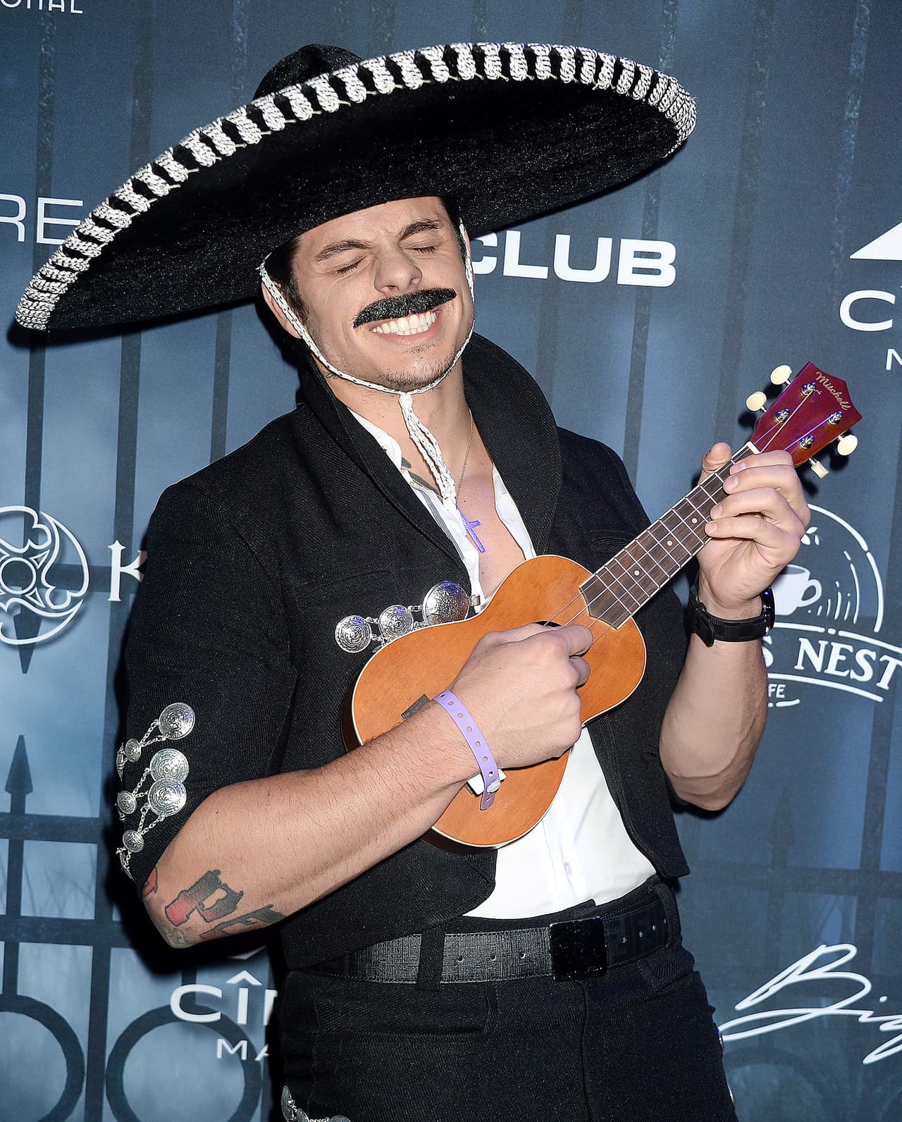 Llegó vestido de Mariachi.