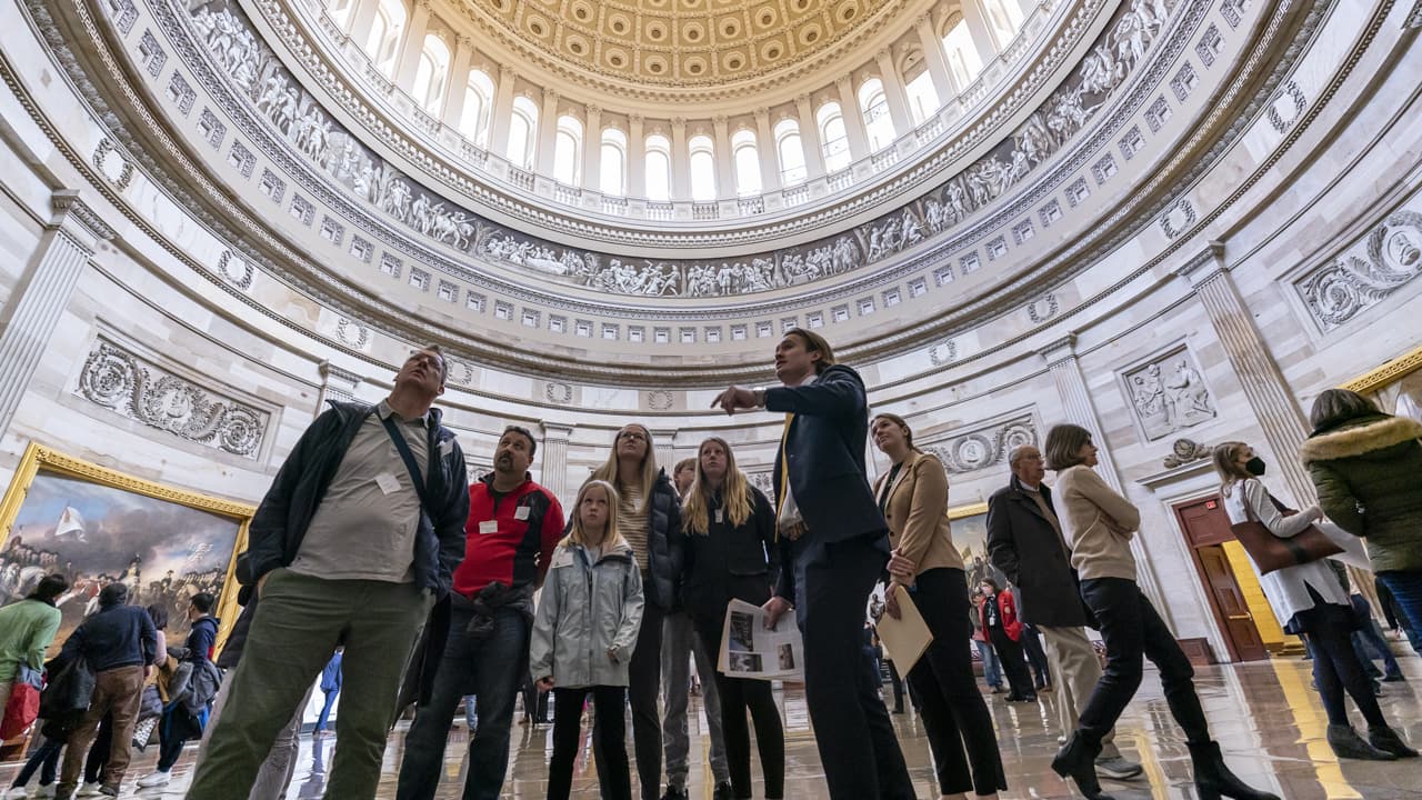 Los visitantes vuelven al Capitolio tras 2 años de cierre por la pandemia y el asalto del 6 de enero