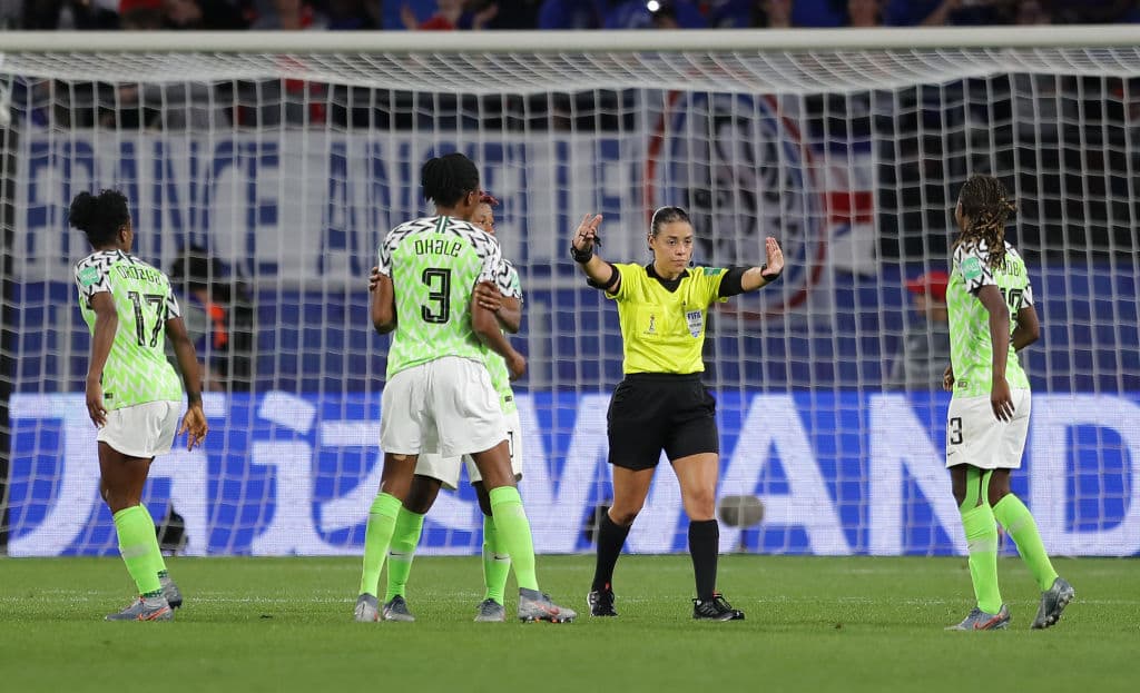 Los airados reclamos de las nigerianas no sirvieron de absolutamente nada, y el penalti, pese a lo dicho, se volvió a patear.