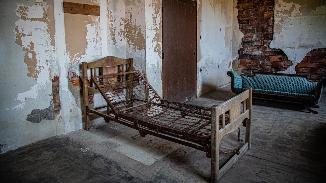 Actualmente puedes aventurarte a 
<b>pasar la noche en Ashmore Estates</b> con la empresa 
<b>Ghost Hunt USA</b>, encargada de administrar paseos y 
<b>quedadas nocturnas</b> en los sitios más espeluznantes de Estados Unidos.