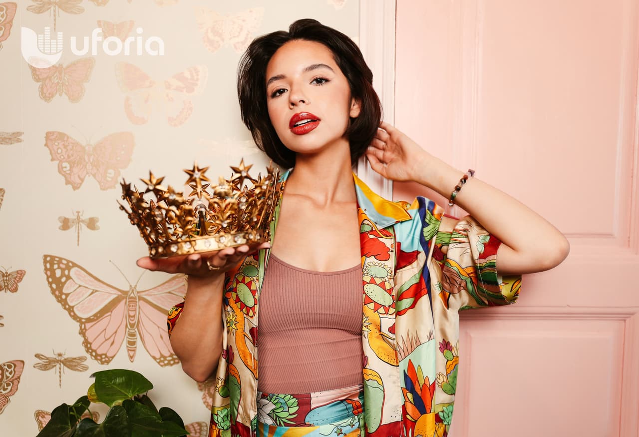La ‘
<a href="https://www.univision.com/musica/angela-aguilar-uforia-artist-of-the-month">Princesa del Regional Mexicano</a>’ se destaca por su dulzura, carisma y talento, lo que le permitió ser reconocida como una de las artistas más influyentes e importantes de la industria.