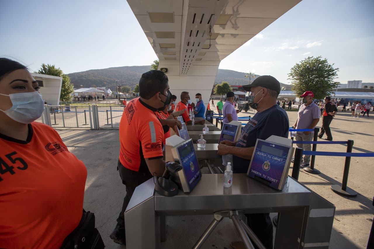 Los afortunados aficionados que consiguieron boleto para el partido más esperado de la temporada regular, comienzan a tomar sus lugares en el Estadio Akron a minutos del pitazo inicial.