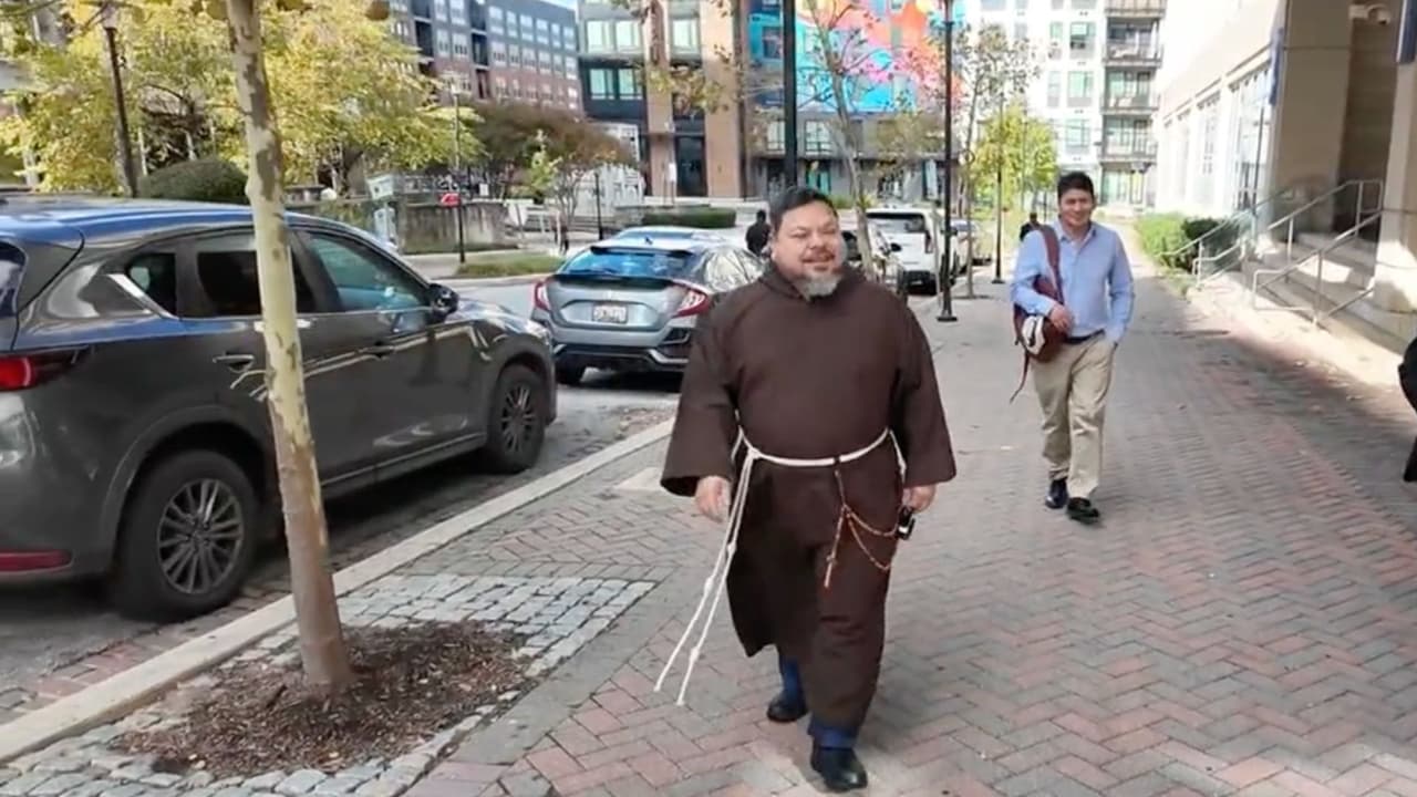 "No están solos": sacerdote acompaña a feligreses a una corte de Inmigración para darles esperanza