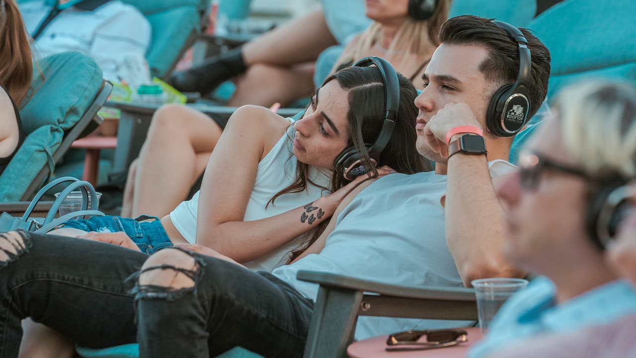 Rooftop Cinema Club Uptown está ubicado en la cuadra 1700 de la Post Oak Blvd en el área de Galleria, Houston.