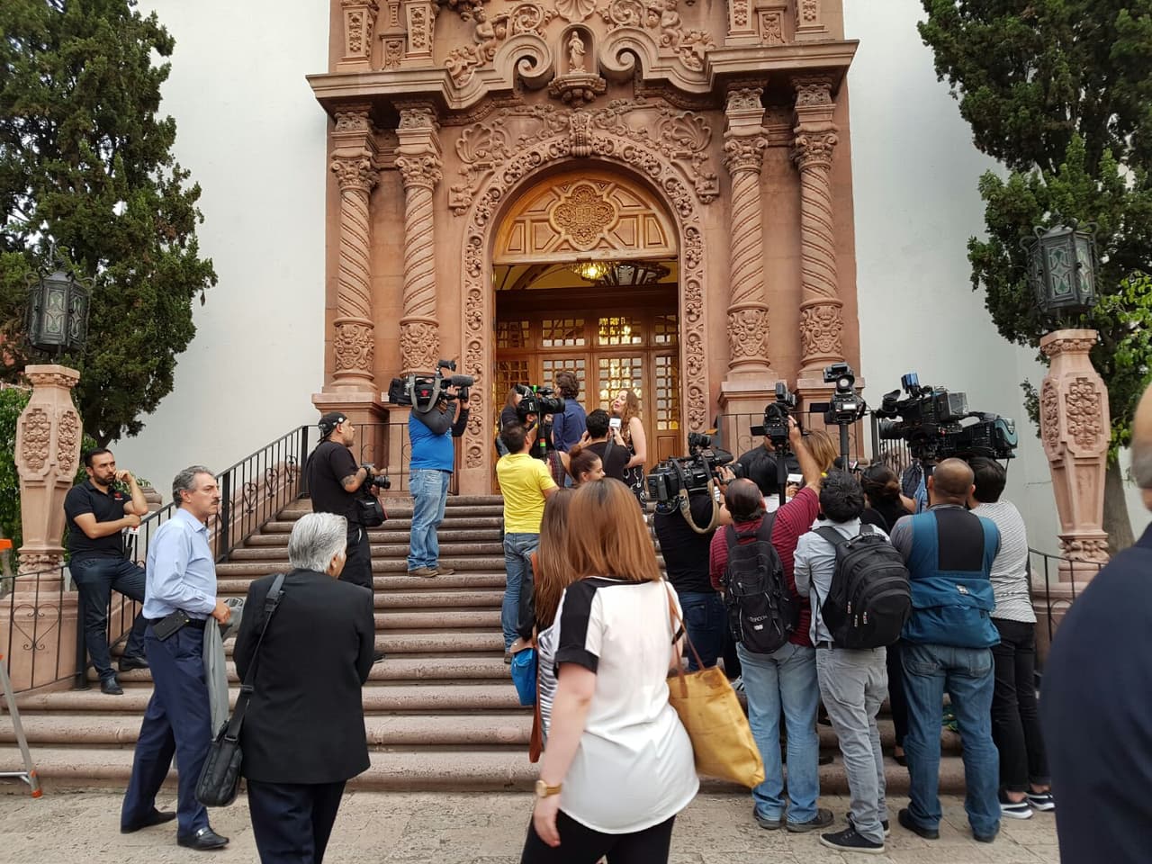 <b>Mario Moreno Ivanova</b> dejó un testamento con cuatro albaceas, donde de ninguna manera 
<b>Tita Márbez</b> es la heredera universal, como se llegó a publicar en la revista TvNotas. Univisión Entretenimiento entrevistó a la viuda: “Yo invité a los hijos de Mario por medio de un chat de WhatsApp, en donde estarán todas las pertenecías de Mario Arturo para que ellos se lleven todo lo que quieran, en presencia uno del otro”.