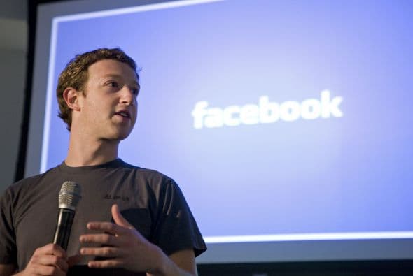 Los cuatro hombres han reclamado en su contra, unos acusándole de haber robado la idea de la página web, otros de haberlos excluido injustamente. Zuckerberg admitió en los últimos años haber cometido "errores" de juventud.