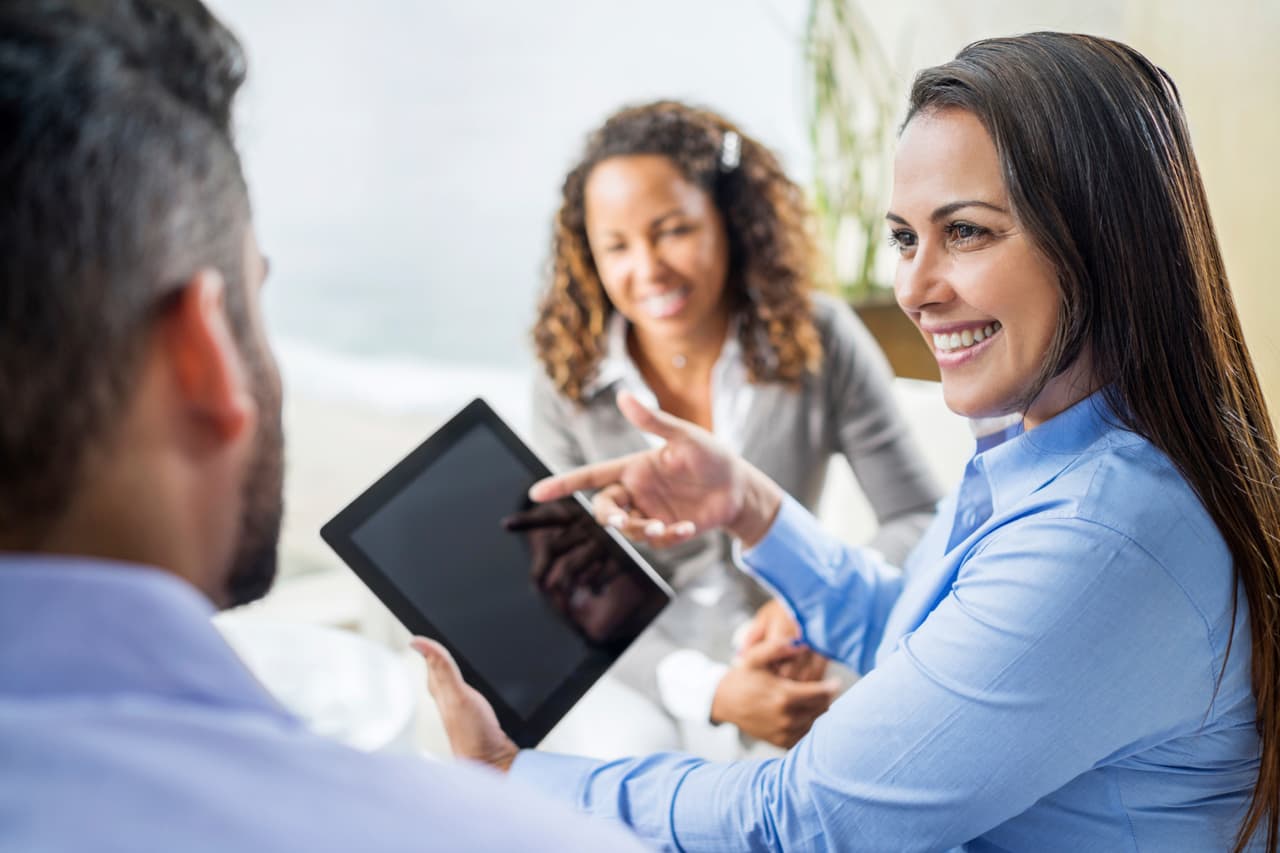 ¿Te preocupan los despidos? No te distraigas con los rumores, ni con los ajustes que tengan lugar en tu oficina durante esta época, recomendó Karen Russo, encargada de un sector de la empresa de selección de personal Sanford Rose Associates. Te quitará mucha energía y no te servirá de nada. Sólo lograrás perder tiempo.