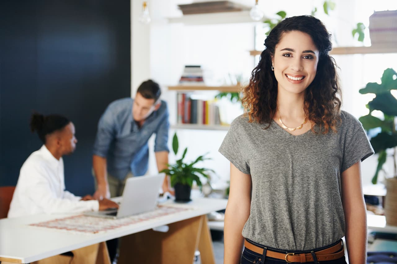 ¡A nadie le gusta estar en la oficina en esta época de festejos! Pero si tienes una actitud positiva y entusiasta, mostrarás tu valor en la empresa y, probablemente, sobresaldrás por encima de otros compañeros.