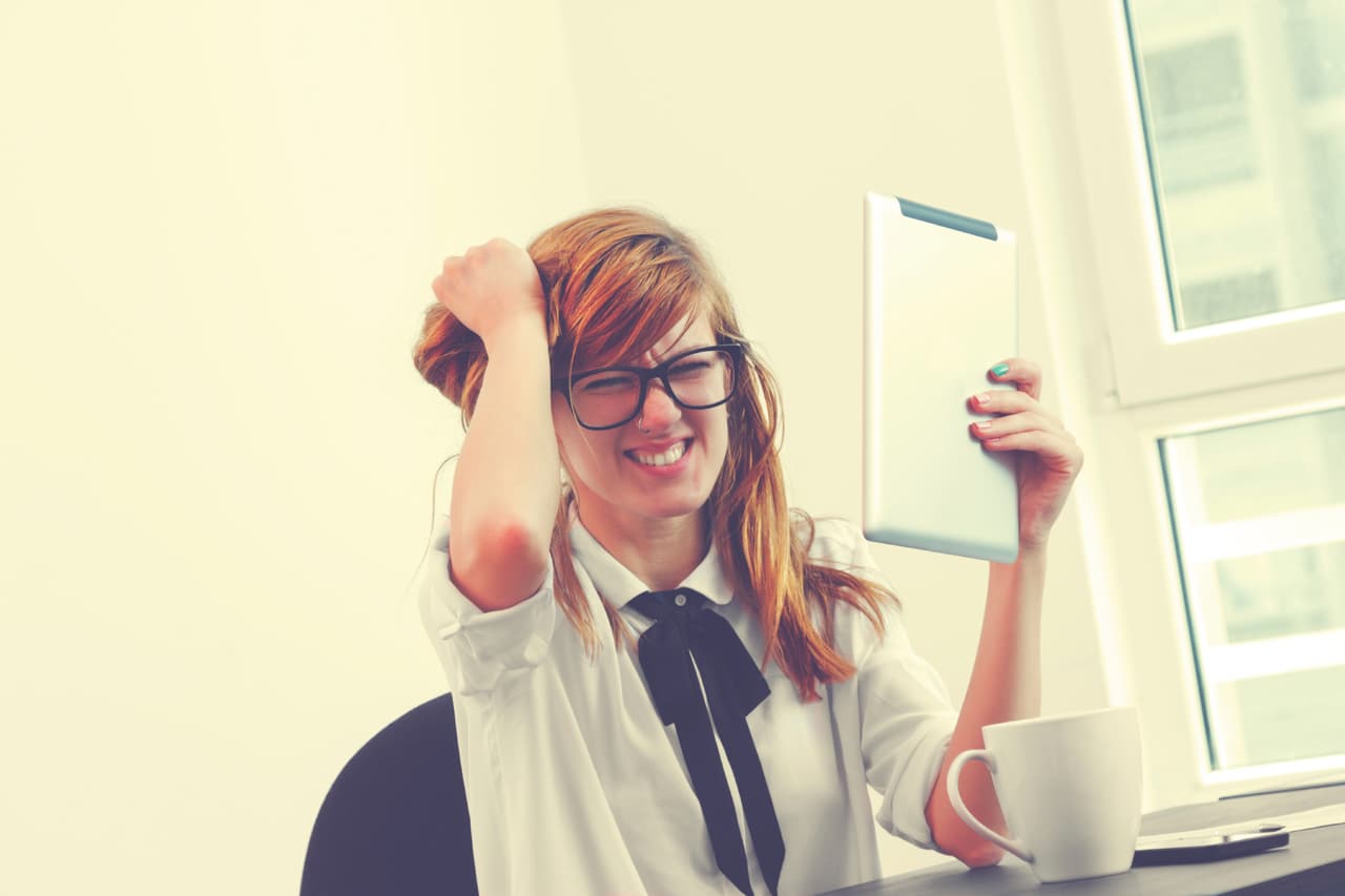 Respira profundo. Tomarte unos minutos durante la jornada laboral para concentrarte en tu respiración puede ser muy positivo