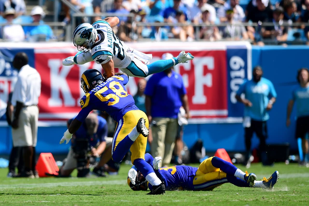 Christian McCaffrey #22, corredor de Carolina, realizó una pirueta en el aire para conseguir mover las cadenas en una jugada vistosa.