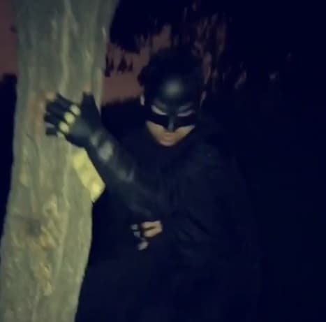 Este superhéroe no es 'Batman', es Larry Hernández descendiendo de un árbol buscando a 'Robin'.