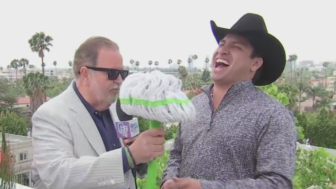 Mía, la hija de Raúl, le regaló un trapeador a Julión