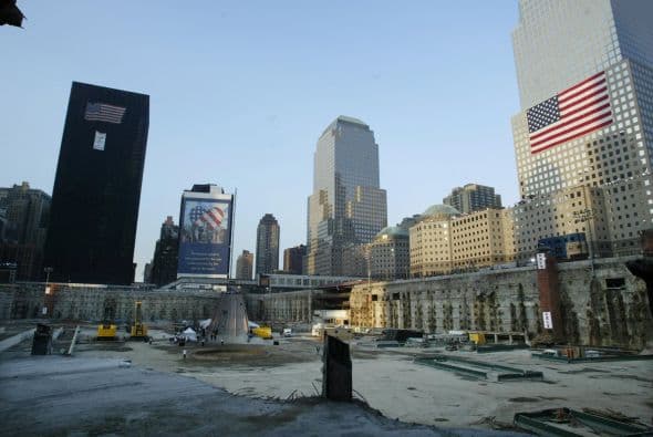 El sitio del World Trade Center luce vacío, a la espera de las ceremonias de aniversario. Foto del 2002.