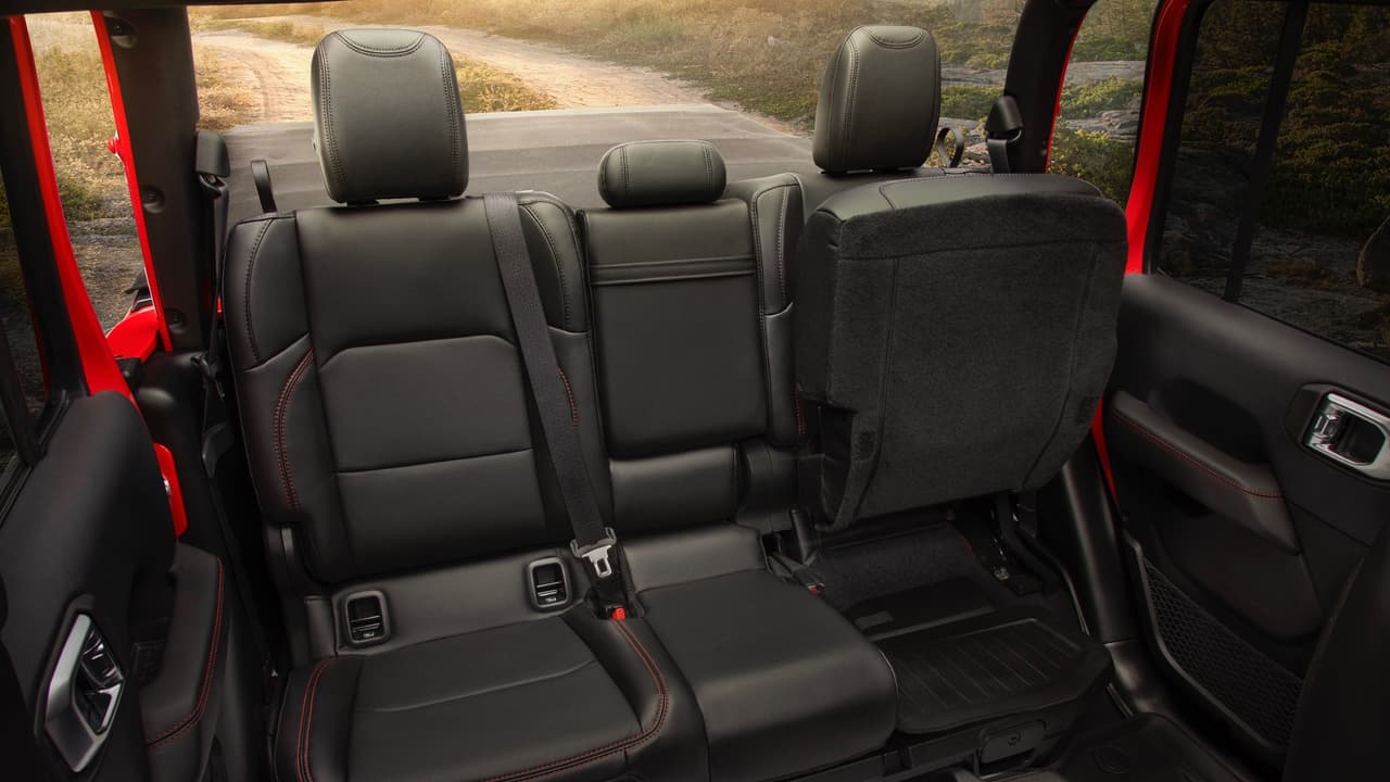 Los 
<b>asientos traseros</b> de la Jeep Gladiator cuentan con un diseño nuevo que no es compartido con la Wrangler. Jeep nos dice que la Gladiator cuenta con el mayor espacio para piernas en su segmento.