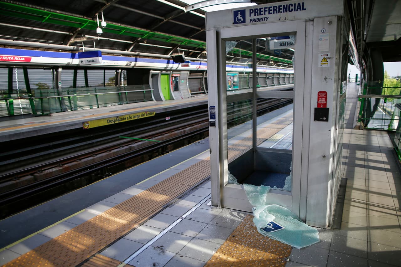 Los responsables del sistema de transporte público de Chile estiman que las pérdidas llegan a los 700,000 dólares. La operatividad de trenes y autobuses se ha visto comprometida por el daño sufrido en las instalaciones.