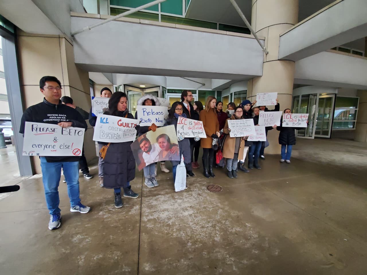 Según la organización, Comunidades Organizadas Contra Deportaciones (OCAD, por sus siglas en inglés) Jesús a los Estados Unidos cuando tenía nueve años y ha vivido en Chicago desde 2005. Se graduó de Solorio Academy High School en junio de 2014 y comenzó a trabajar para mantener a su familia ese mismo año. En Febrero del 2013 Jesús Alberto solicitó el programa de Acción Diferida para los Llegados en la Infancia (DACA) y su solicitud fue aprobada por los Servicios de Ciudadanía e Inmigración de los Estados Unidos (USCIS).
<br>Esta historia está en desarrollo.
