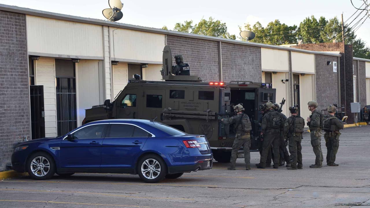 Los agentes allanaron cinco viviendas y un almacén en el área de Houston.