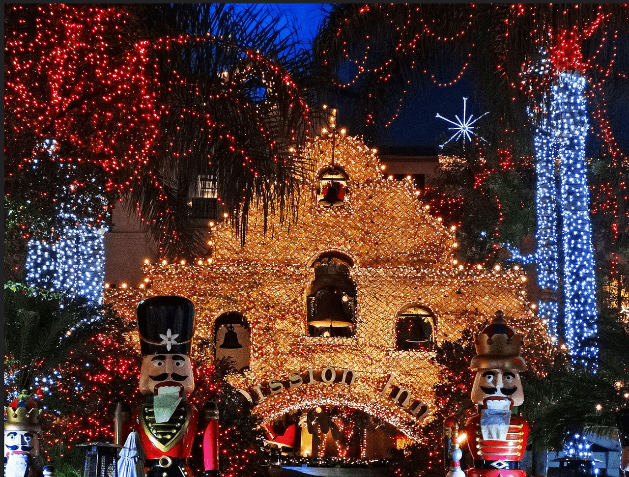 El recorrido por el Festival de las Luces en el Mission Inn Hotel presenta una de las decoraciones de luces navideñas más grandes de Estados Unidos. El histórico hotel tipo castillo está iluminado todas las noches con un récord de 5 millones de luces navideñas coloridas junto con 400 figuras animadas. El paseo es gratuito y está abierto al público del 27 de noviembre al 6 de enero.