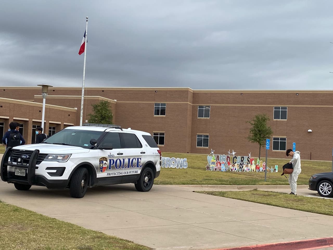 También se podía notar más presencia policial tal y como se había prometido por parte de los funcionarios tras casi una semana de lo que se convirtió en un día de terror. 
<br>