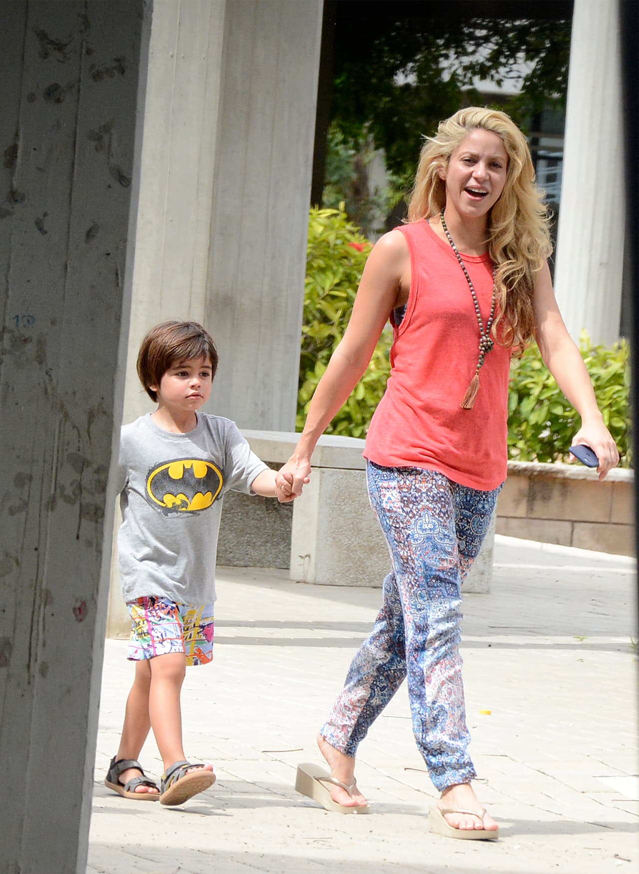 <b>Shakira</b> aprovechó su visita a Colombia para caminar de la mano de sus hijos y hasta visitaron el colegio donde estudió.