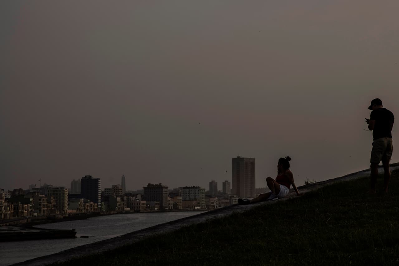 Según NASA, la nube de polvo sahariano juega un papel ecológico importante, fertiliza los suelos en el Amazonas y construye playas en el Caribe. También suprime la formación e intensificación de las tormentas tropicales.