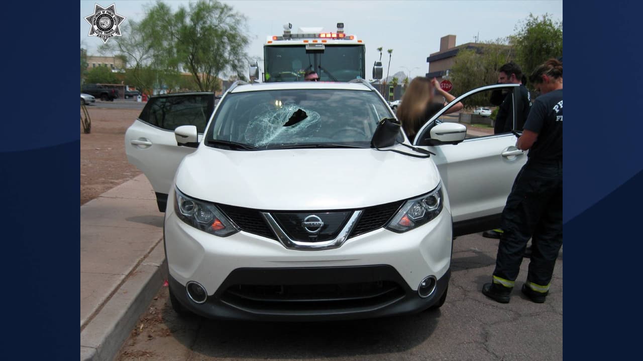 En otro incidente separado, el Depto. de Seguridad Pública de Arizona compartió que “
<a href="https://www.facebook.com/Ariz.DPS/posts/4235335679867270" target="_blank">un conductor que no aseguró adecuadamente su carga casi le cuesta la vida a un automovilista inocente</a>” . Fue el jueves 22 de julio cuando una camioneta golpeó un bache en la carretera y provocó que un poste de hierro se desprendiera del remolque y empalara el parabrisas de un SUV Nissan directamente detrás de él.
<br>